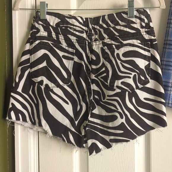 ** 3 for $20 ** Shein shorts and crop top outfit - Picture 3 of 7